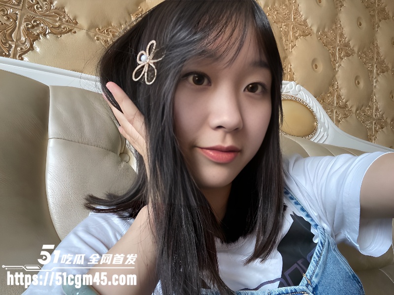 白皙高中生酒店性爱自拍  1