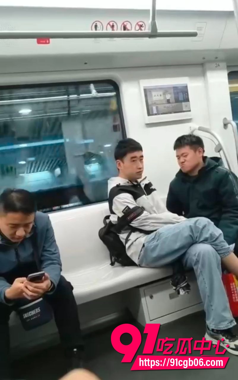 真是恶心，坐地铁碰到一对gay6