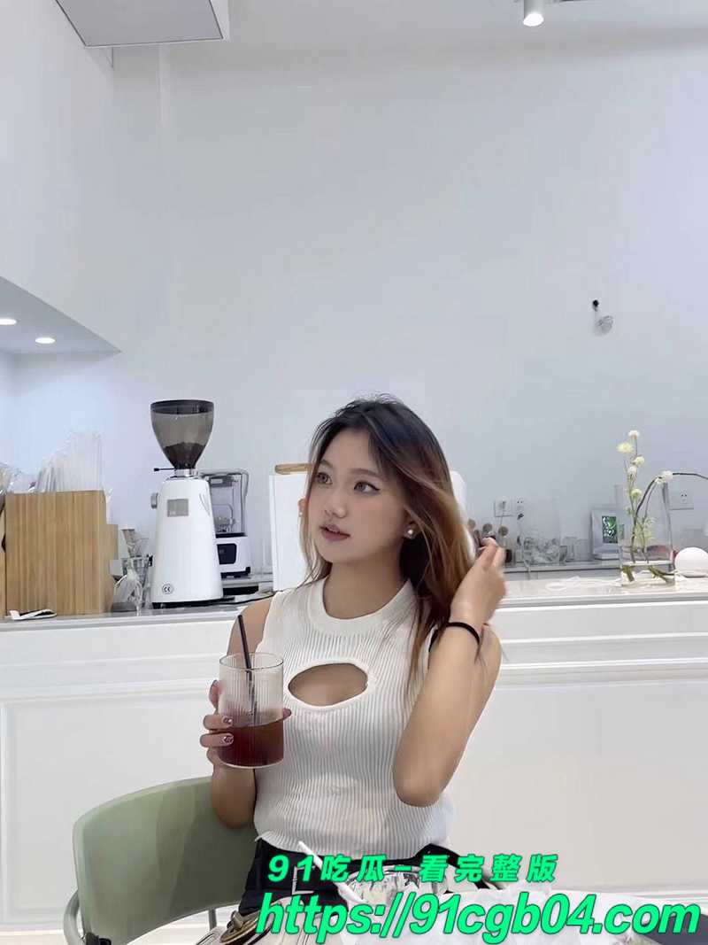 高颜值反差婊刘丽娜 调教视频流出疯传 平日女神跪舔变贱狗 翘臀求操汁水狂喷 第一视角感受后入爆顶骚穴!