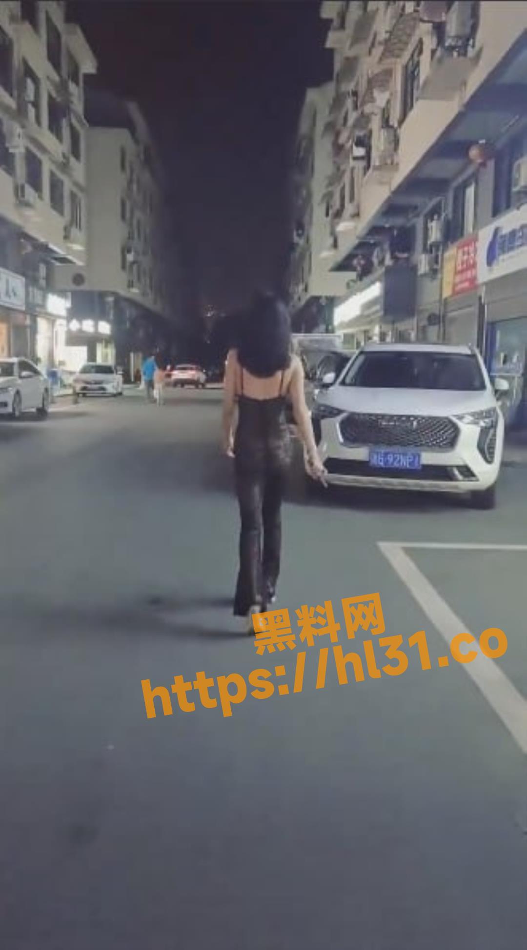 真是反差母狗穿着透视装上街寻求刺激！喜爱露出的她属实给人万般欠操的感觉！