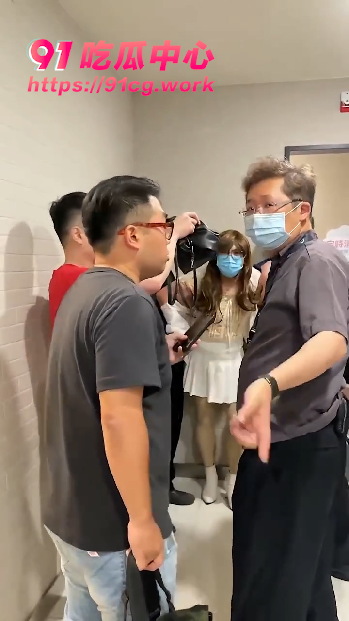男扮女装进女厕偷拍被抓 不要脸变态男被抓 拍摄内容遭泄密【无码偷拍视频遭转载】
