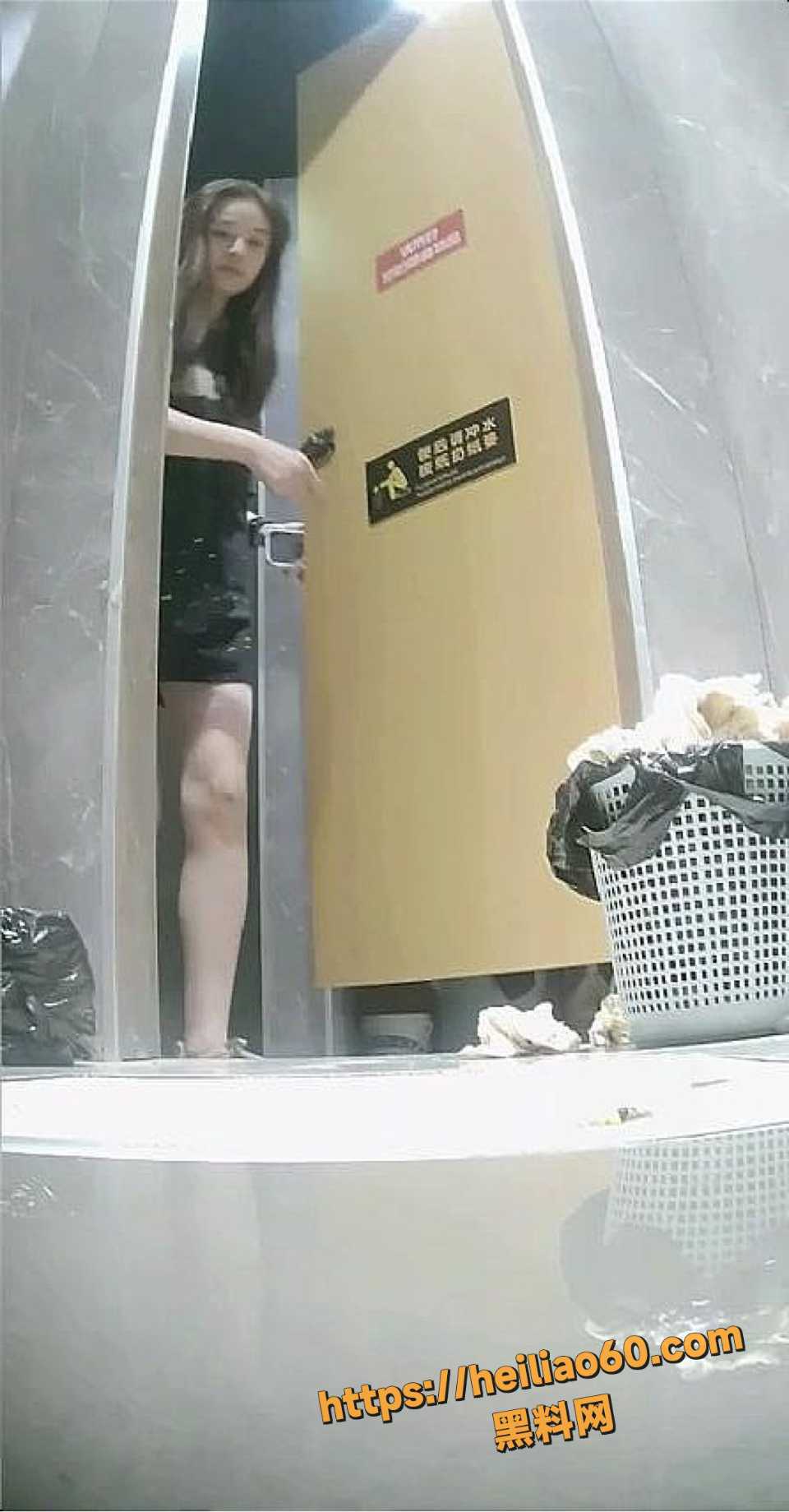 餐厅厕所偷拍熟女 双角度抓拍黑裙熟女蹲坑尿尿 阴毛杂乱肥鲍鱼高清特写！