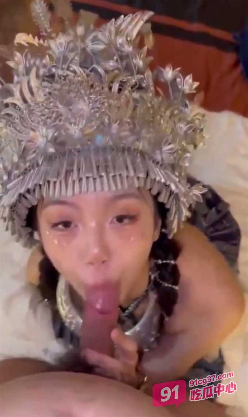 云南苗族嫩妹 心甘情愿跪地为大哥口交 大胆对镜比耶！ 配图3