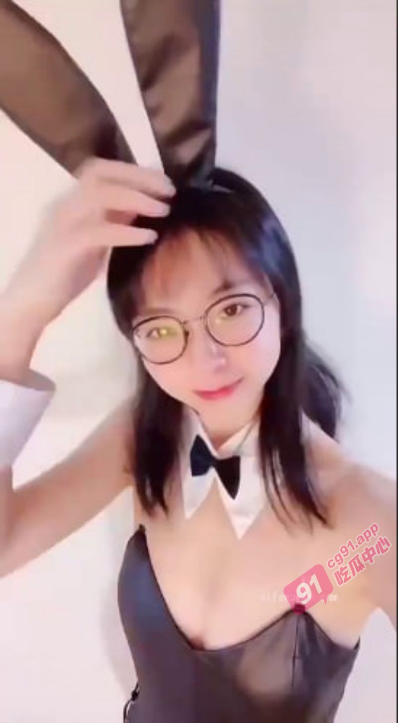 徐州闷骚眼镜女教师吴梦菲～眼镜越大人越骚 每天睡醒就挨操！