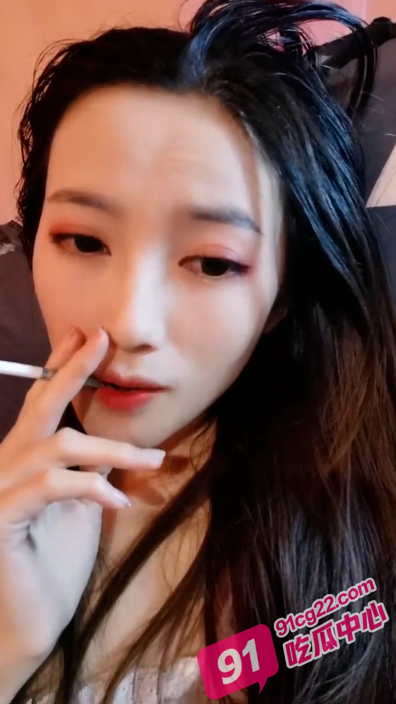 “生活要想满足 下海实现富足” 气质美女难挡金钱欲 出租屋里初尝卖逼的快乐！ 配图4