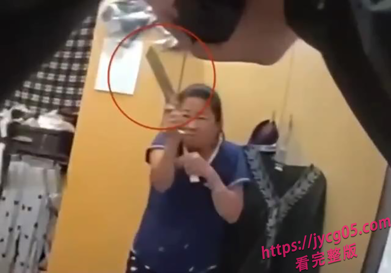 震惊！洛杉矶大妈菜刀对抗美警开枪 子弹劈飞场面失控！ 配图4