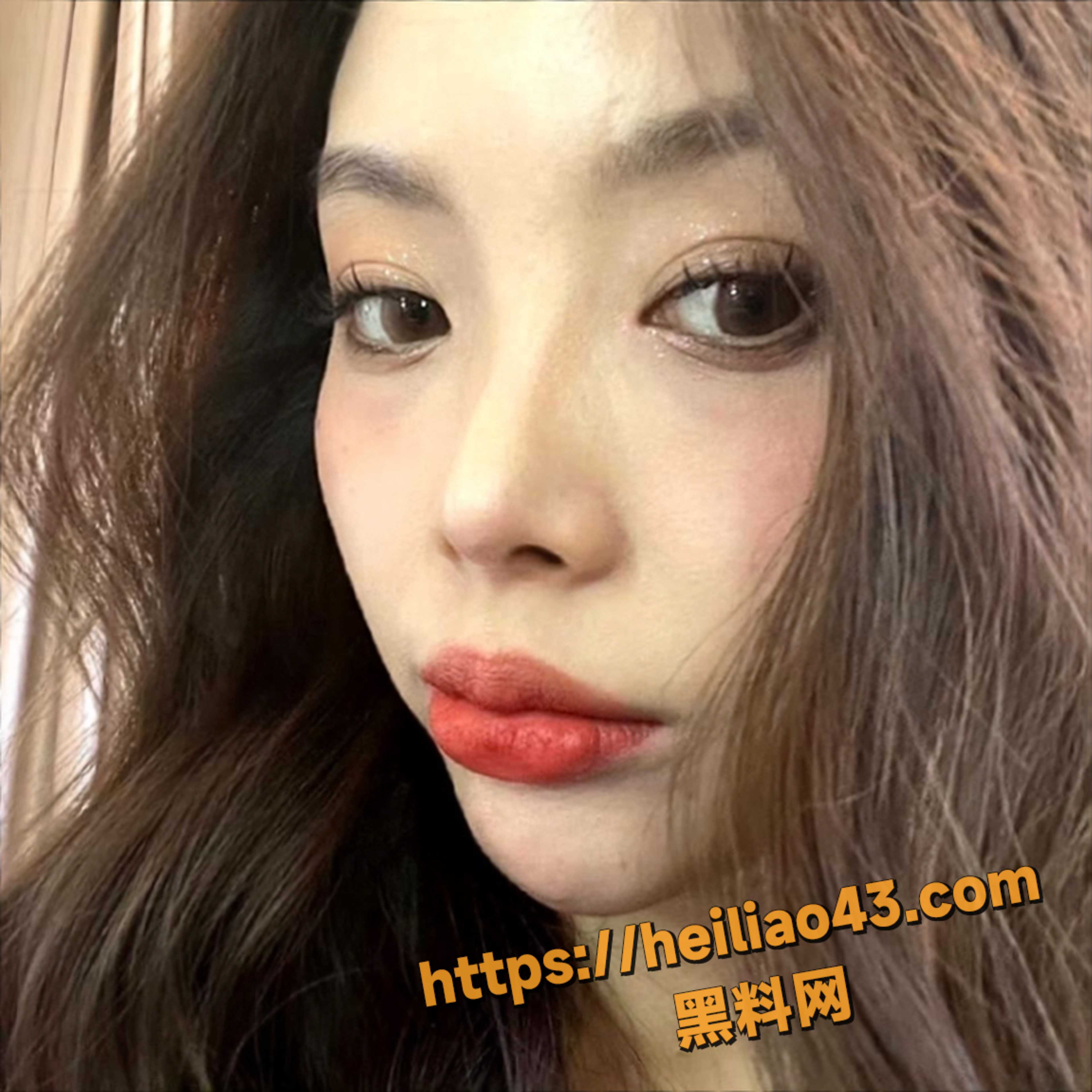 2025神级情侣 女的出轨约炮 绿帽男心理不平衡要钱嫖娼 最后俩人操逼视频一人一份 实在太炸裂了！