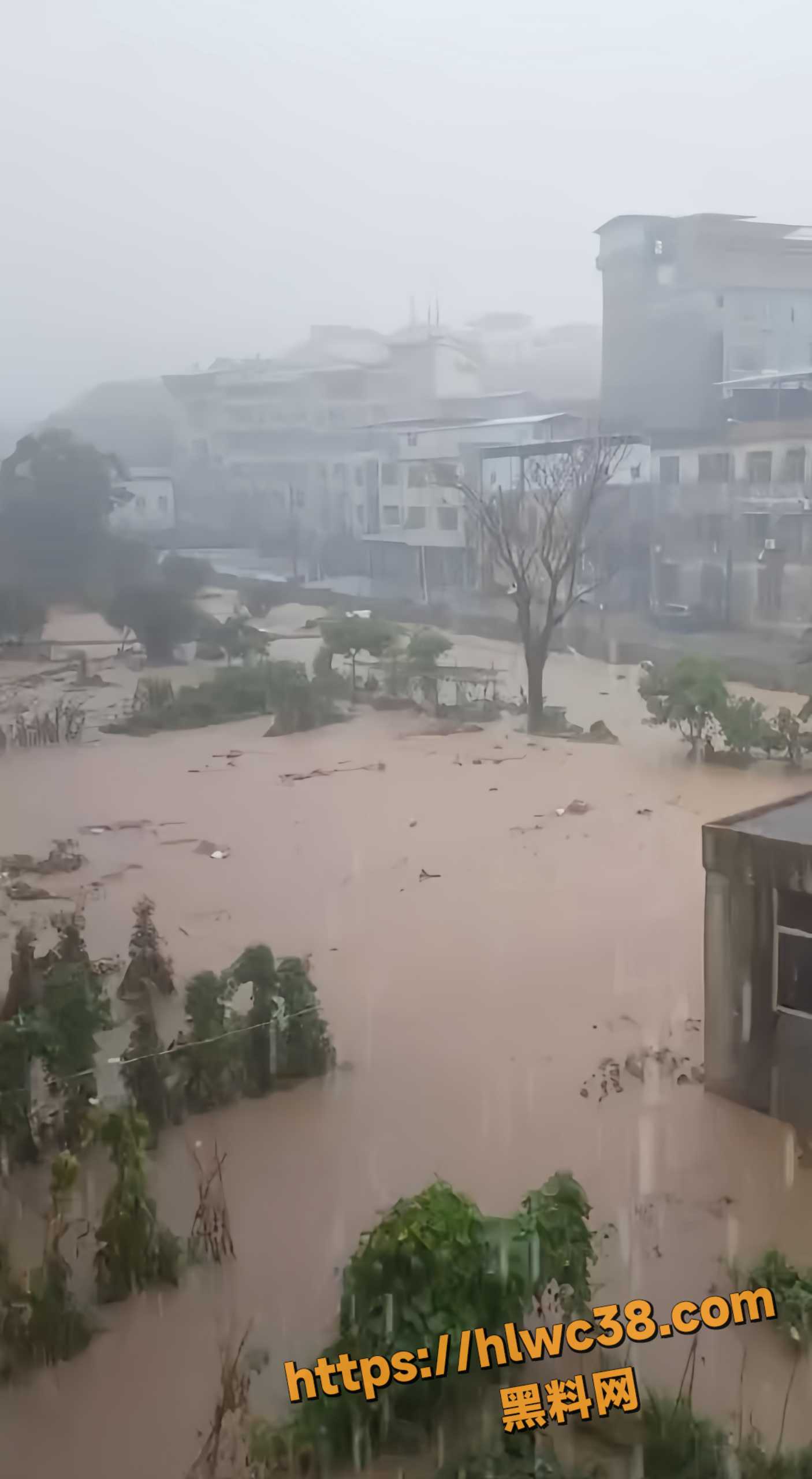 贵州黔南州罗甸县遭遇强降雨袭击 城区街道被洪水淹没 居民涉深水紧急转移