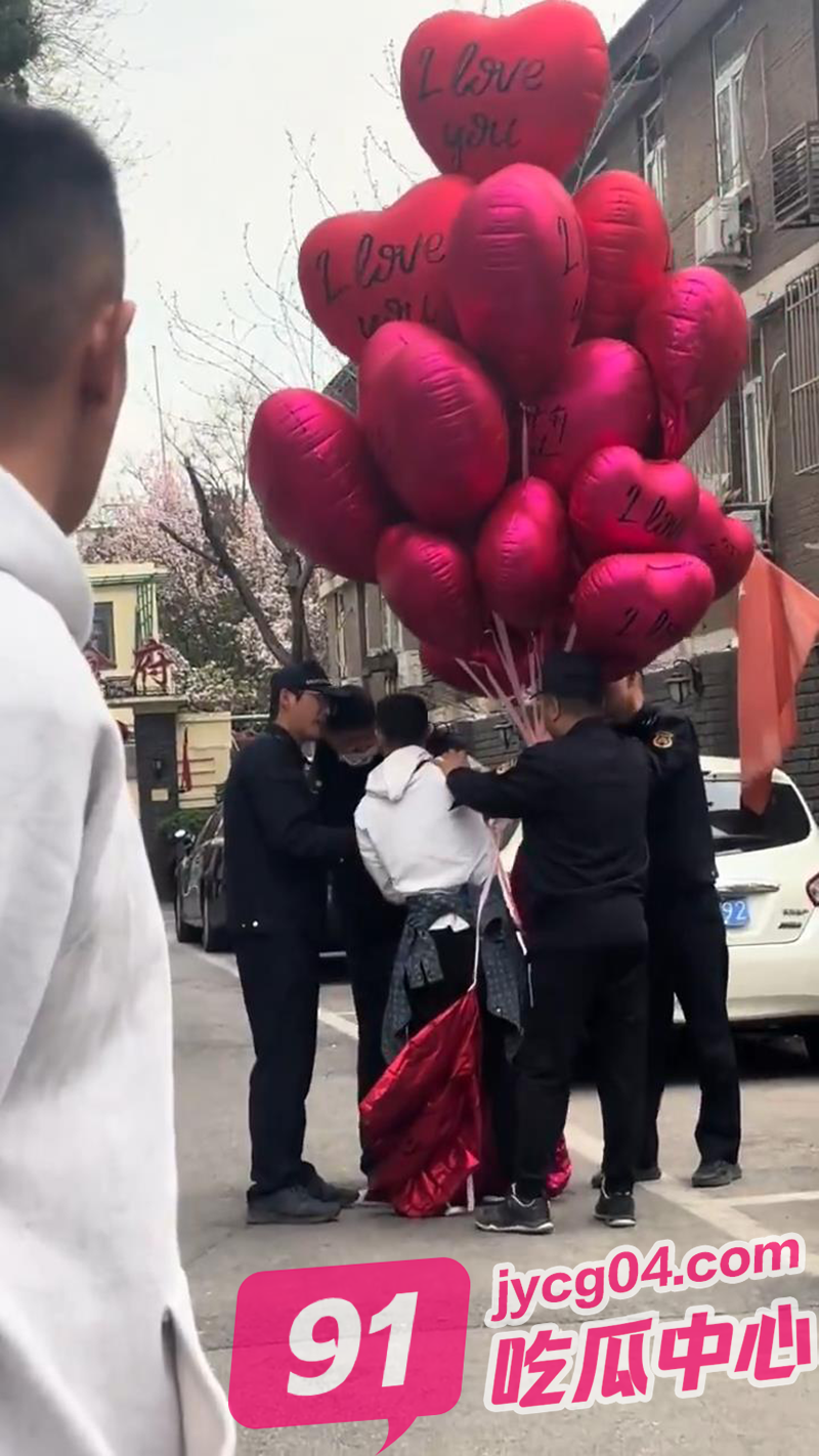 “文明执法”下的浪漫？老人气球被剪，300颗“爱心”飞离城市上空！ 配图6