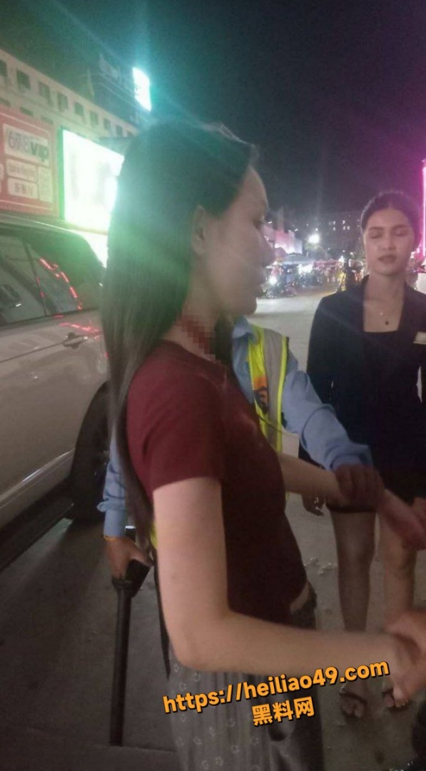 柬埔寨木牌地区 凌晨血案 女子街头当众抹脖子 视频曝光引发全网热议！