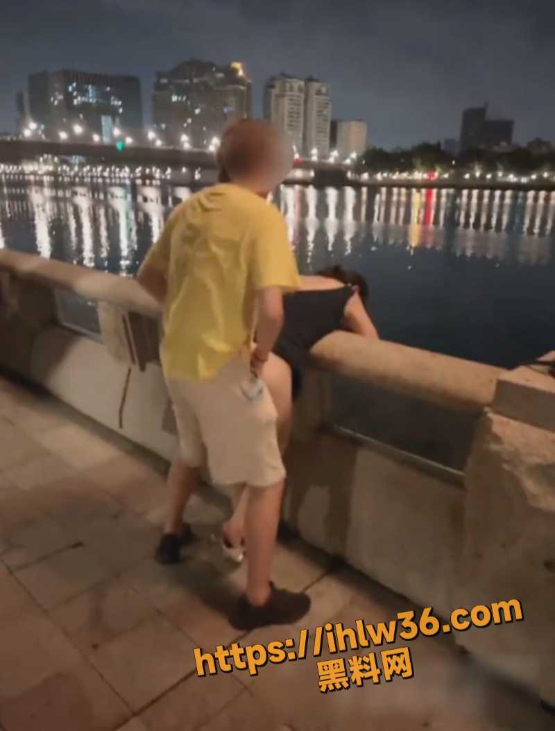 绿帽届天花板 宇宙的琴弦 让同学在广州塔操自己的老婆 一边后入一边欣赏小蛮腰夜景！
