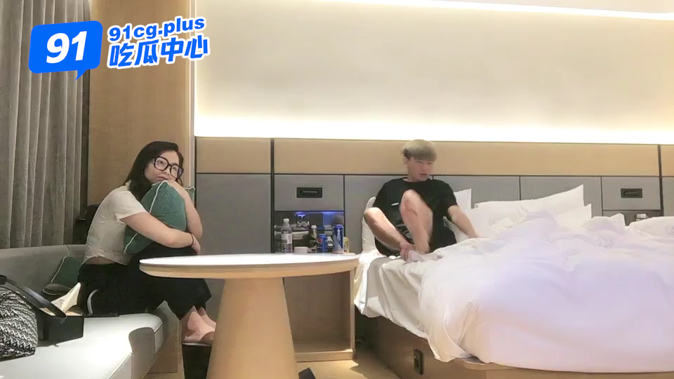 白嫖女绿帽少妇~眼镜少妇赌气给自己丈夫带绿帽 这送上门的还能轻易放过?