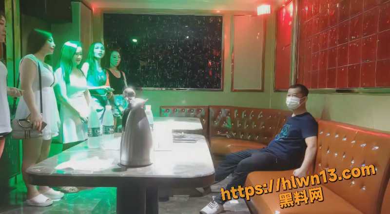 重庆真实商务KTV偷拍 帝王选妃场面 一排美女任意君挑选 不是包厢里不能搞 而是你的小费不够高！