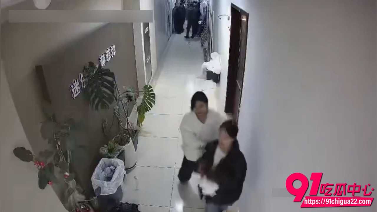 杭州四季青老板娘二姐商场走廊暴打小三7