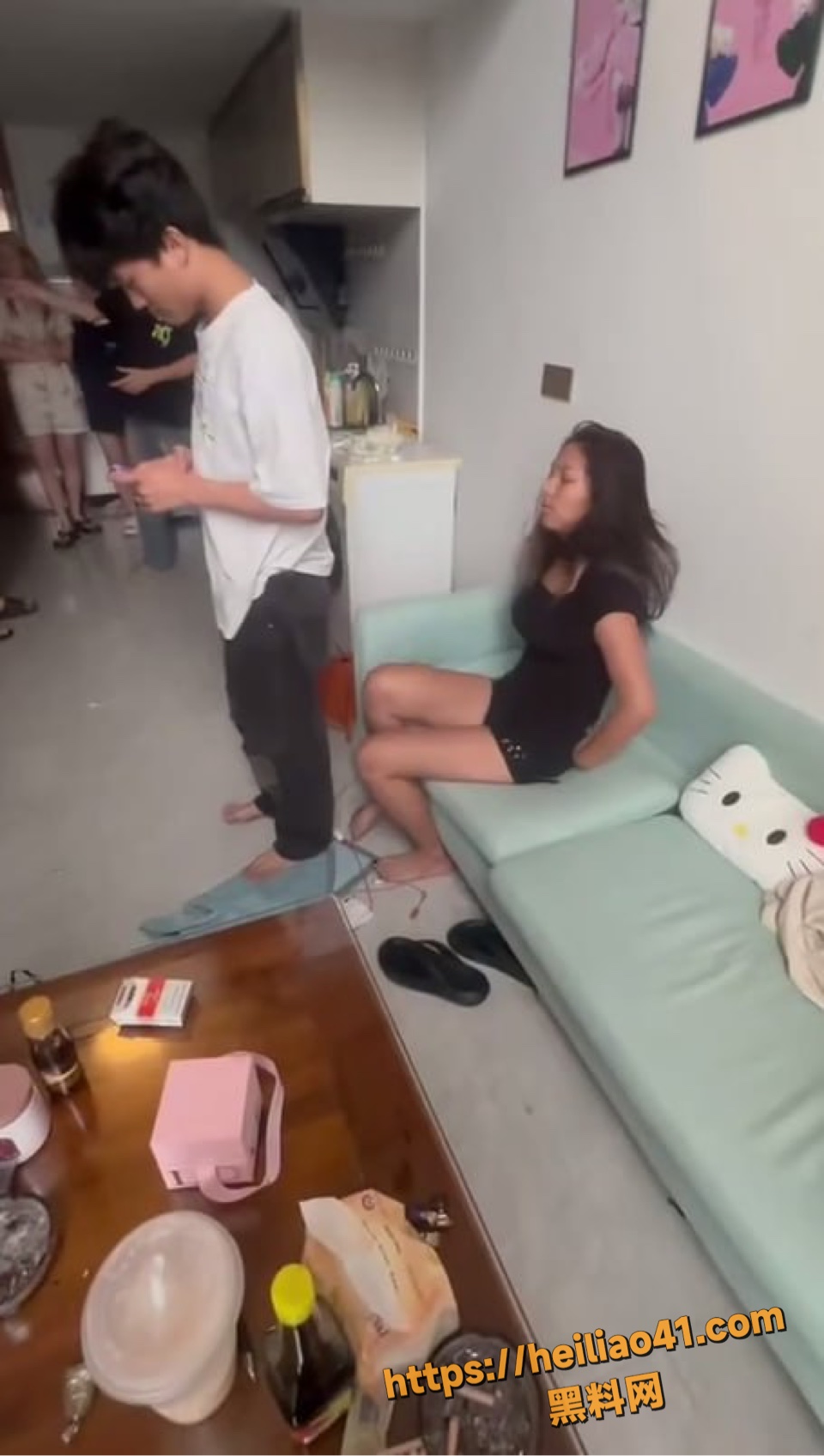 男子出轨被女友抓奸现场 叫朋友围殴小三 拳打脚踢扒裤子 出轨男护女却被拉开混站！