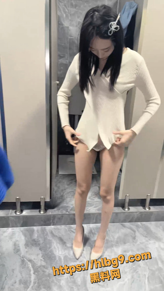 中年危机 换妻4P 结婚很多年的中年夫妻与发小换妻自拍 来不及去酒店公测就开操