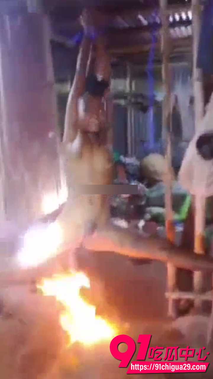 每天疼痛挑战视频 非洲部落女子被吊起来双腿大开火烧逼 全身赤裸悬空惨叫