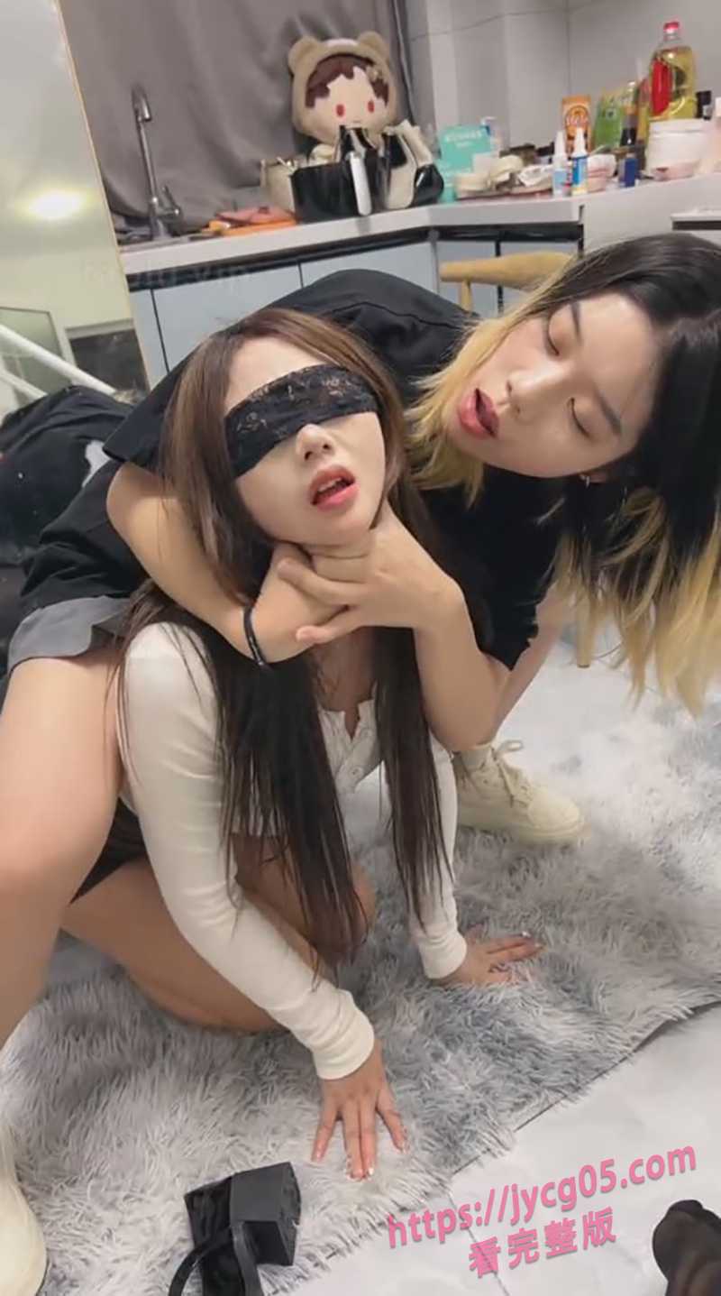 重口SM调教合集！短发女王驯服姐妹花 吞脚舔鞋全程曝光 配图3