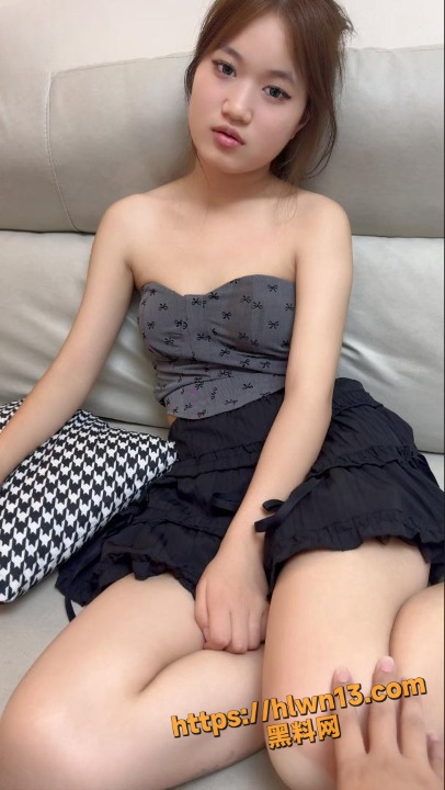 海角社区 烟色晚空 超级调皮可爱的高颜值小姨子被我和朋友站起来的蹬 3p轮操 超强冲击