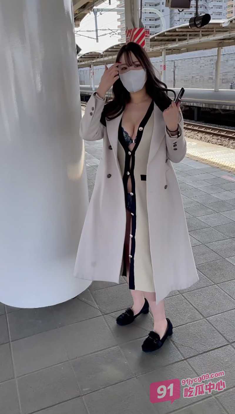 少妇为完成主人任务 电车上露出性感蕾丝内裤春光乍泄！