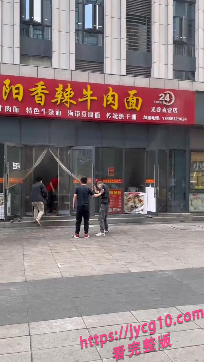 光谷面馆突发激烈冲突！顾客四散奔逃老板拖血冲出店！ 配图4