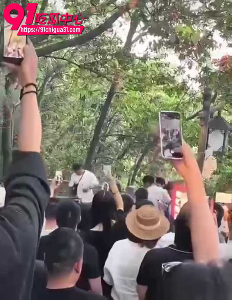 杭州北高峰抓奸大瓜小伙勾引女友闺蜜偷情被女友抓奸4
