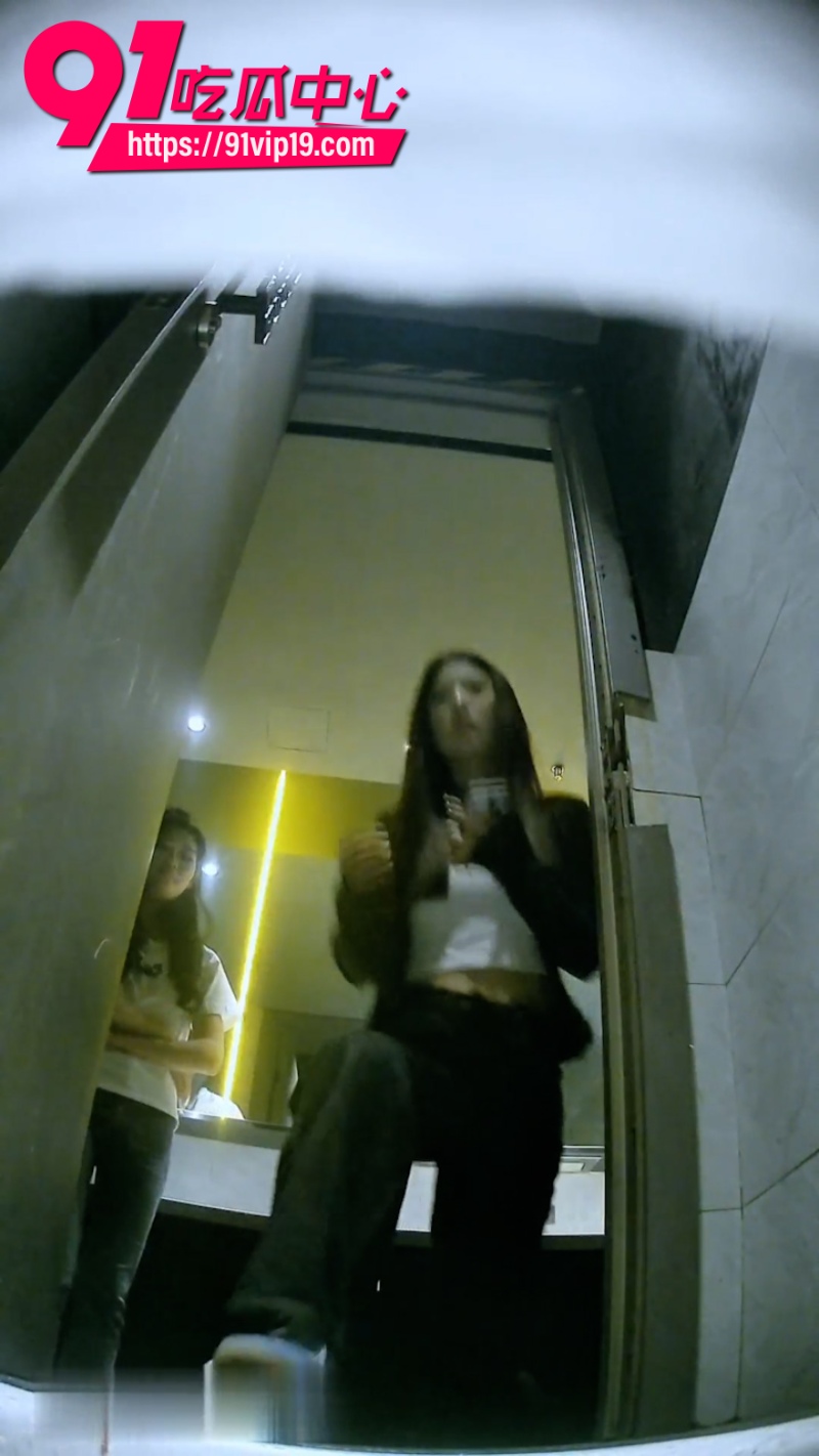 厕拍大神在夜场女厕所偷拍坐台女不雅尿尿画面3