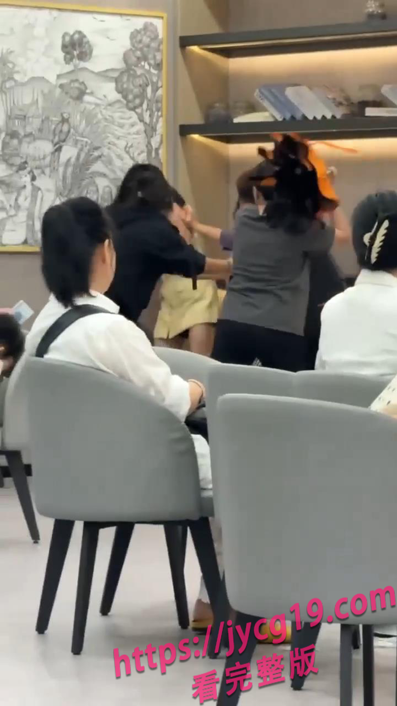 广东咖啡店抓奸翻车 原配当众撕小三场面失控 配图4