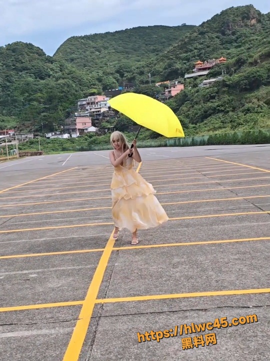 巨乳白虎福利姬 慕慕Momo毛毛喵 户外COS随风飞舞 景区停车场烂尾楼大尺度露出