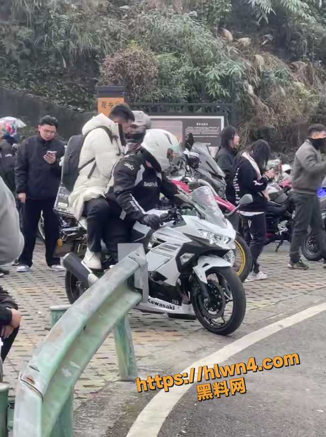 微胖女骑手装逼失败 压弯摔倒 现场车祸视频流出 连黑丝都摔破了 令人心疼！
