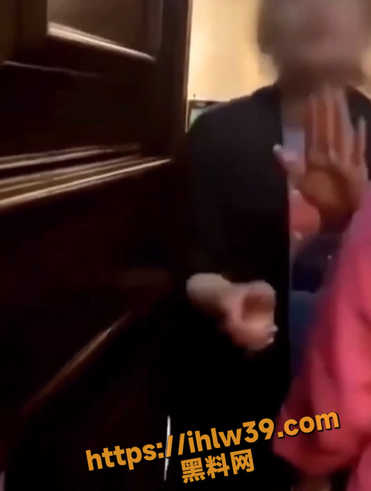 大姐因楼上扰邻起冲突，说楼上白天白天也吵 晚上两口子做爱操到三点半 把楼下大姐整崩溃了！