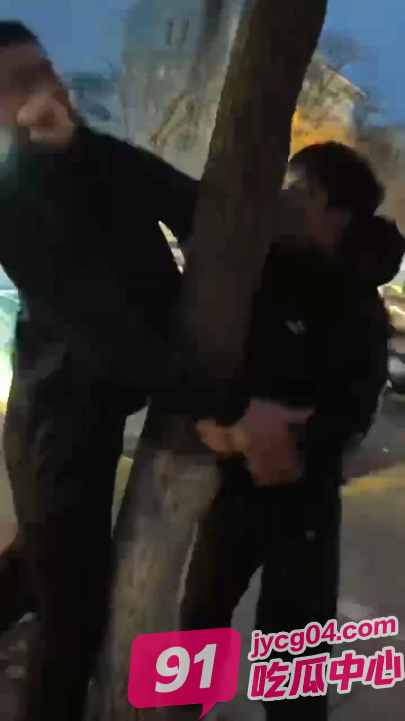 南京vs东北路怒对比！南京老头动嘴吐痰！东北大汉直接上手！ 配图6