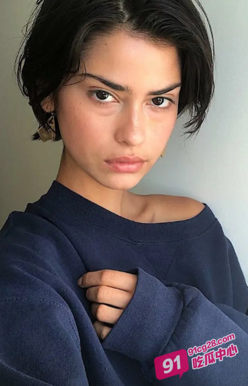 街头情色盲盒任务 美女箱子内让路人摸奶摸逼 主人的任务造福大众！ 配图3