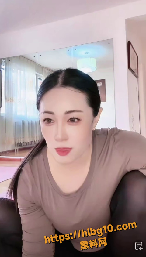 快手瑜伽爱好者翘臀美少妇 豪横哥花钱定制的福利视频爆出 灌肠喷屎自慰潮喷 稍显重口但真劲爆！