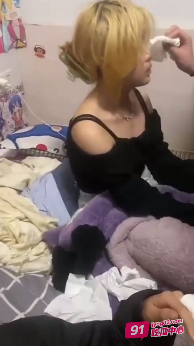 每日捉奸现场！精神小妹偷吃闺蜜男友 一顿巴掌都便宜了！