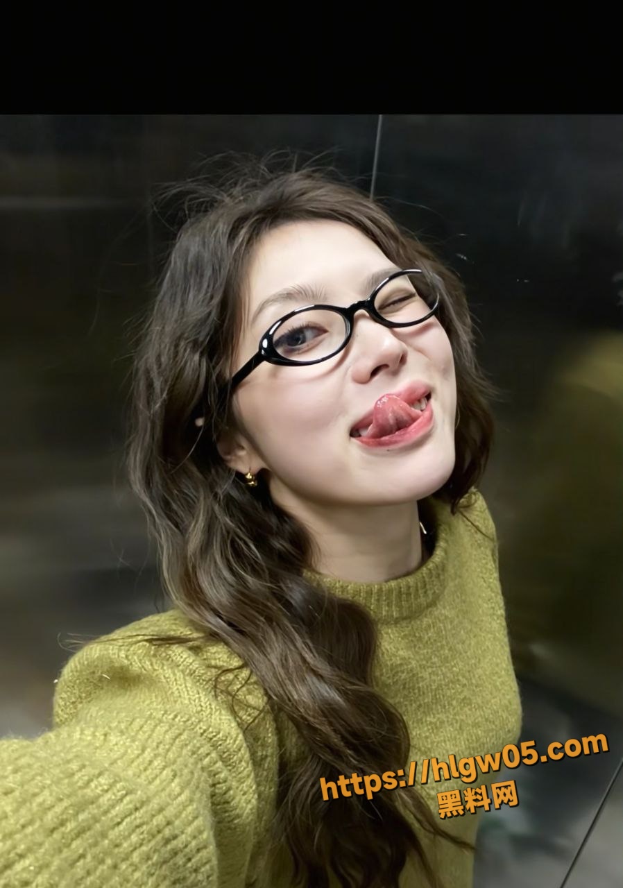 上海浦东眼镜反差婊 刘安娜 和男友共同合作拍摄4k高清淫荡视频勾引单男！