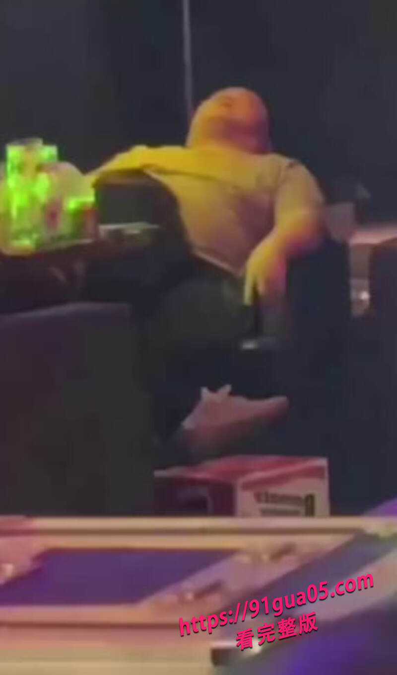 美少女酒吧疯狂输出 工作人员前来劝阻都置之不理~
