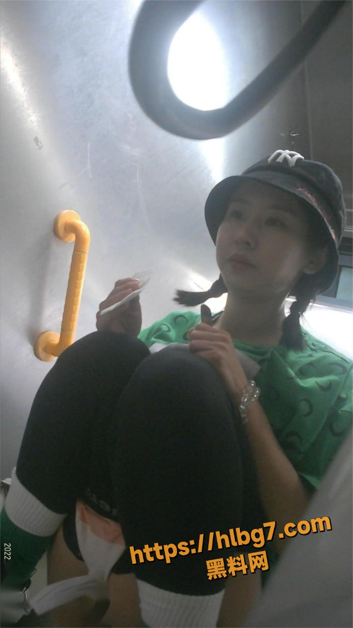 厕拍大神 大学女厕最新高清偷拍视频 超多大学小姐姐 脸逼同框放尿特写！