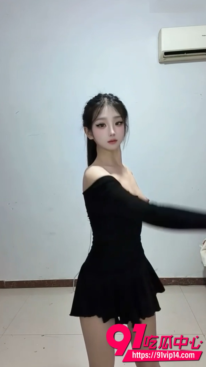 推特新晋福利姬qiqi 甜美女神多套诱惑私拍 极致身材全角度展示 神仙颜值超香裸舞福利