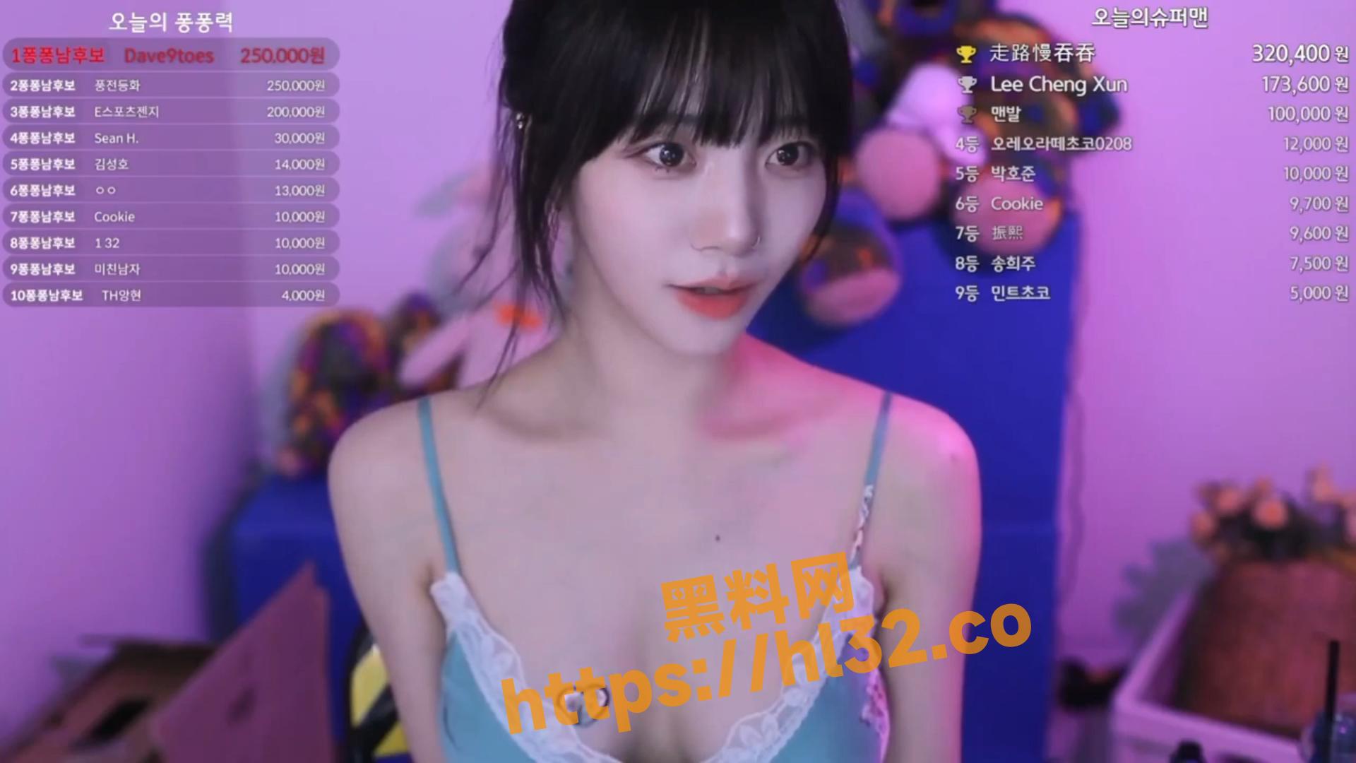 来自中国榜一大哥的实力直接拿下韩国妹！直播互动两眼直盯美女主播！