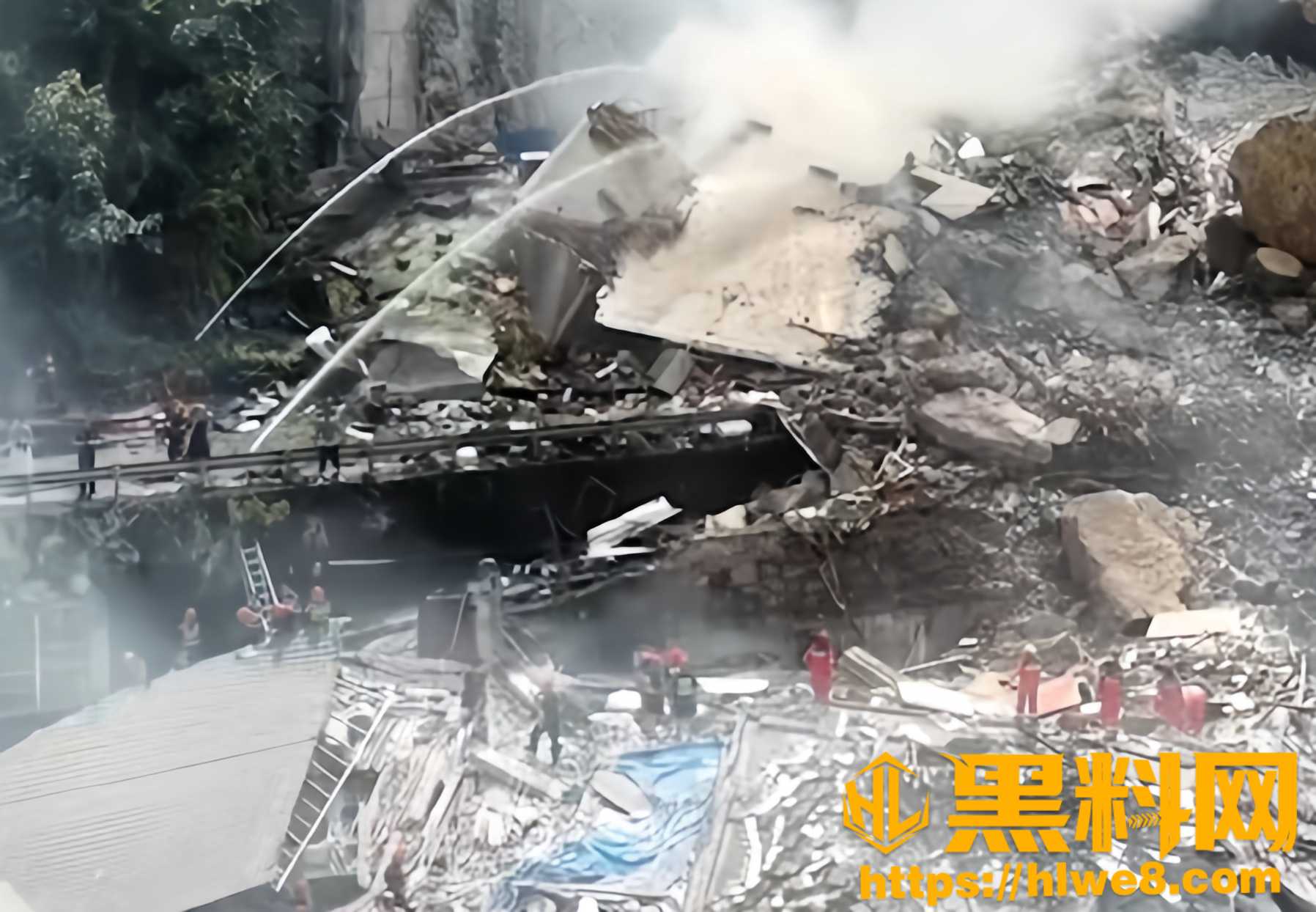 黑料正能量 重庆彭水县山体垮塌 800余名消防员 现场紧急救援