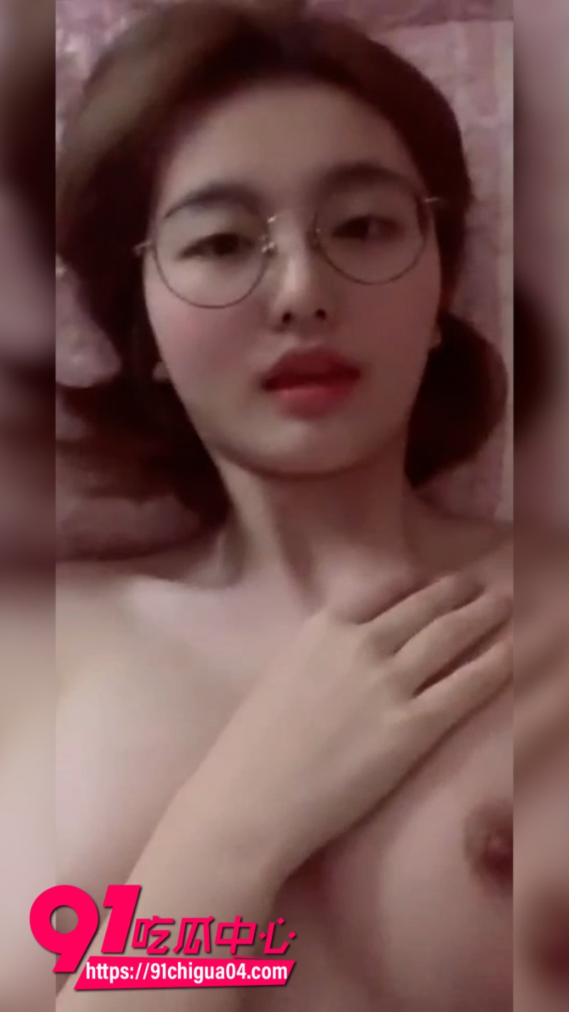 江苏东南大学 女大学生张佳渝 被男友曝光自慰视频 揉奶抠穴淫荡至极
