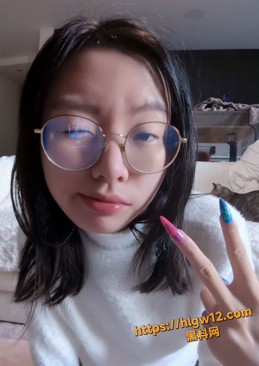 反差高中生眼镜少女自拍扣逼喷水视频疯传，闷骚学霸私密黑料大曝光！