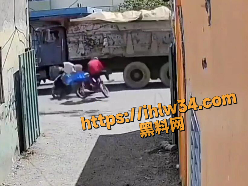 血腥慎入 多米尼加两摩托相撞倒地 货车闪躲不及碾压爆头尼哥 血浆迸裂 惨不忍睹！