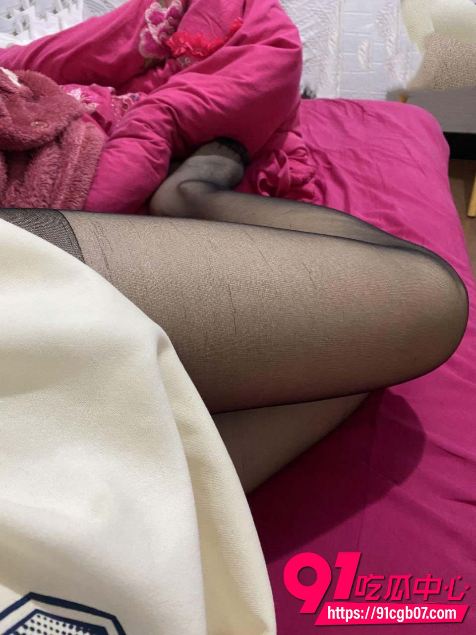 对老爸的怨恨发泄在老妈身上对着结婚照内射5 对老爸的怨恨发泄在老妈身上对着结婚照内射5