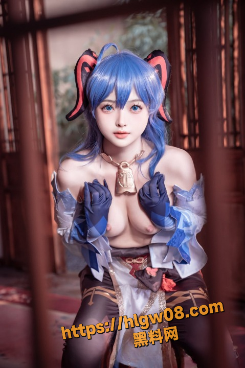 甘雨时清纯外表下藏着淫荡本性 她的薄纱cos服难掩爆乳黑丝包裹的肥臀扭得勾魂!