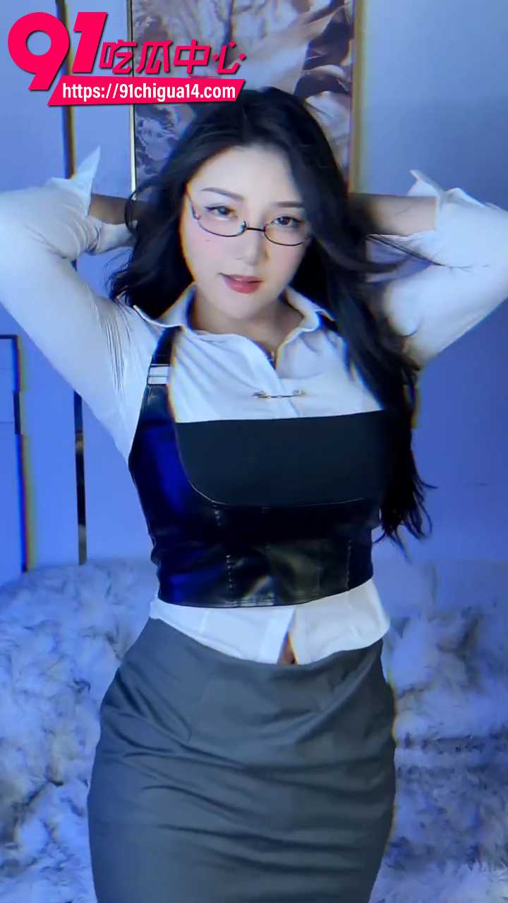 快手巨乳女神程不乖私密1v1漏奶2