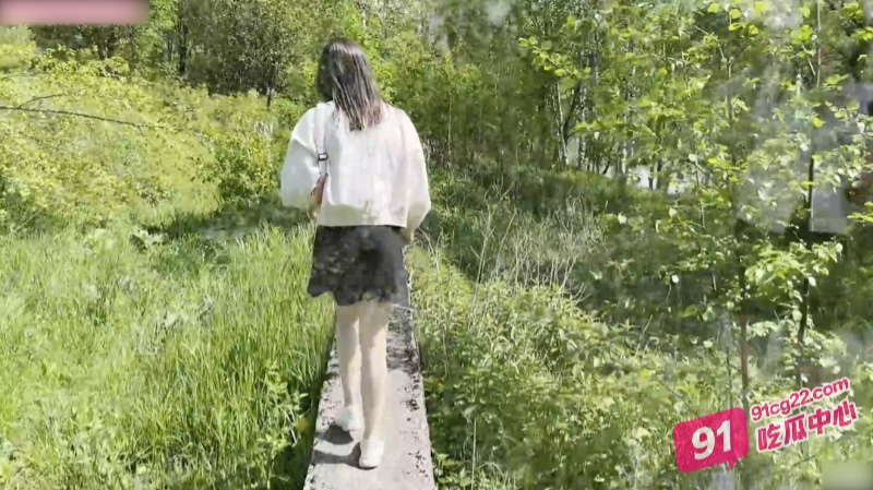 欧美小情侣野外激情 谁能想到竟被全场偷拍 吃鸡肏穴全过程流出！