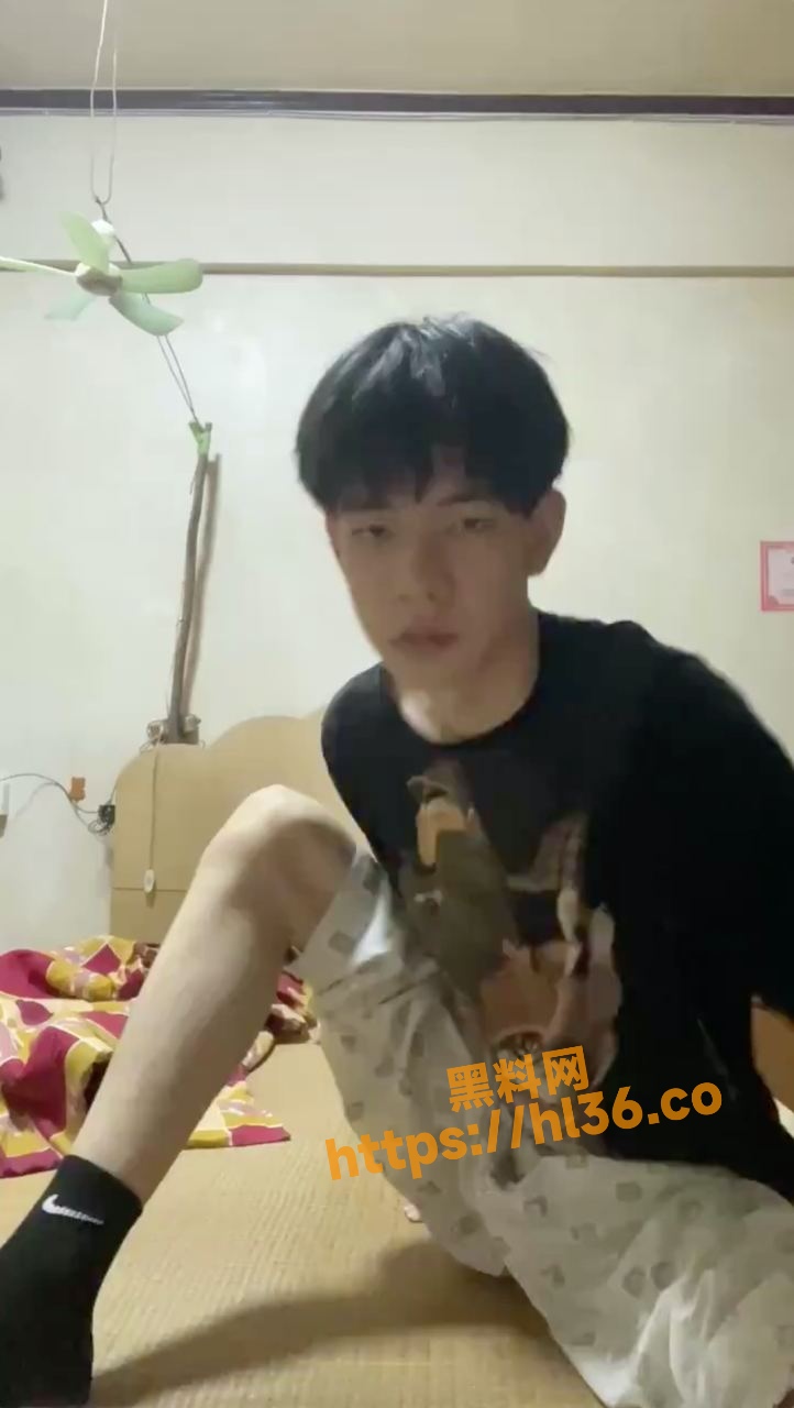 成都外国语学院男老师刘宇航搞男学生被曝！女老师搞男学生够劲爆了现在还来个男同性爱？！