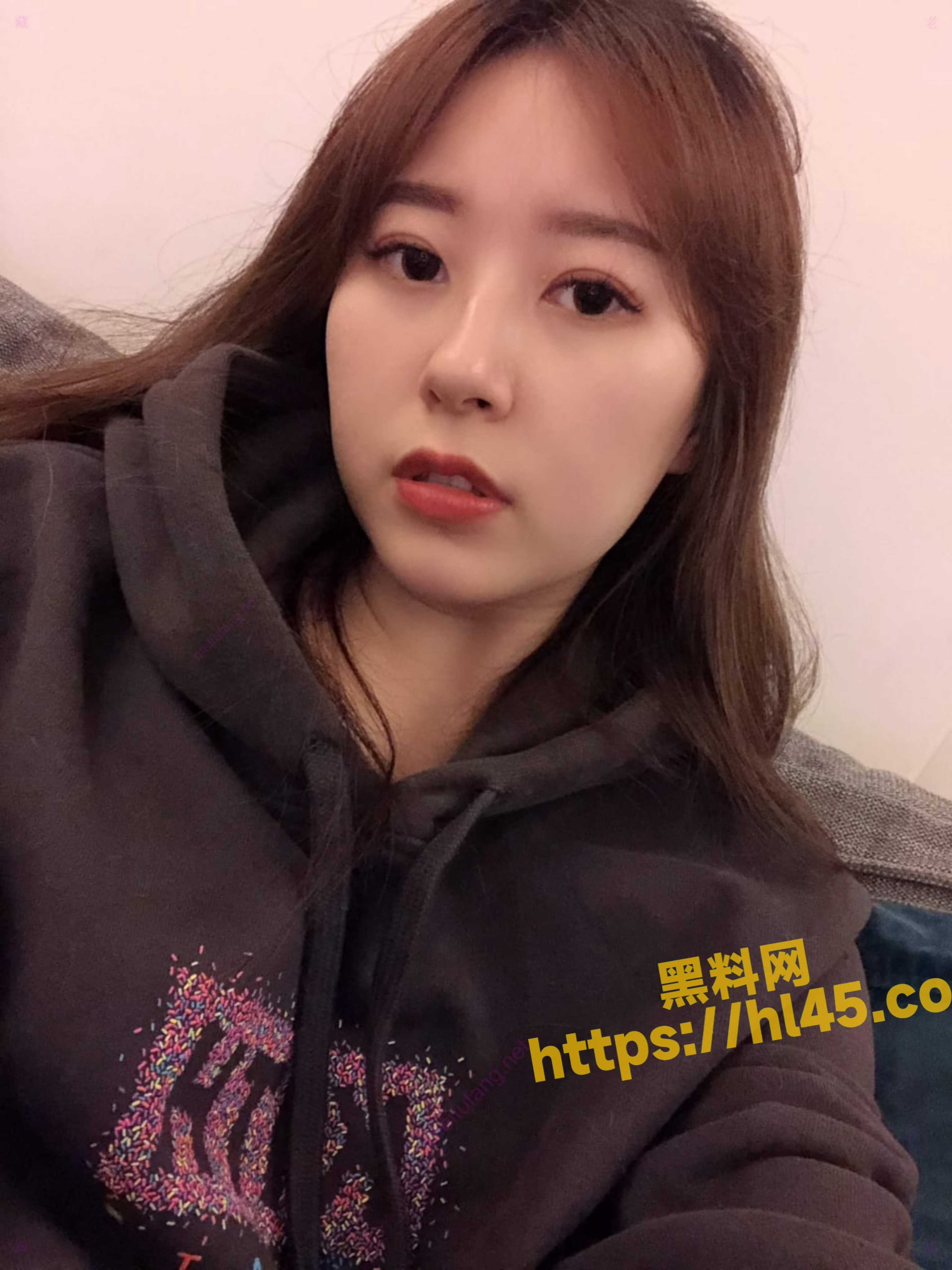 一眼顶级骚货女友 给男模男友舔鸡吧 完美视角 完美口活 撸管上品！